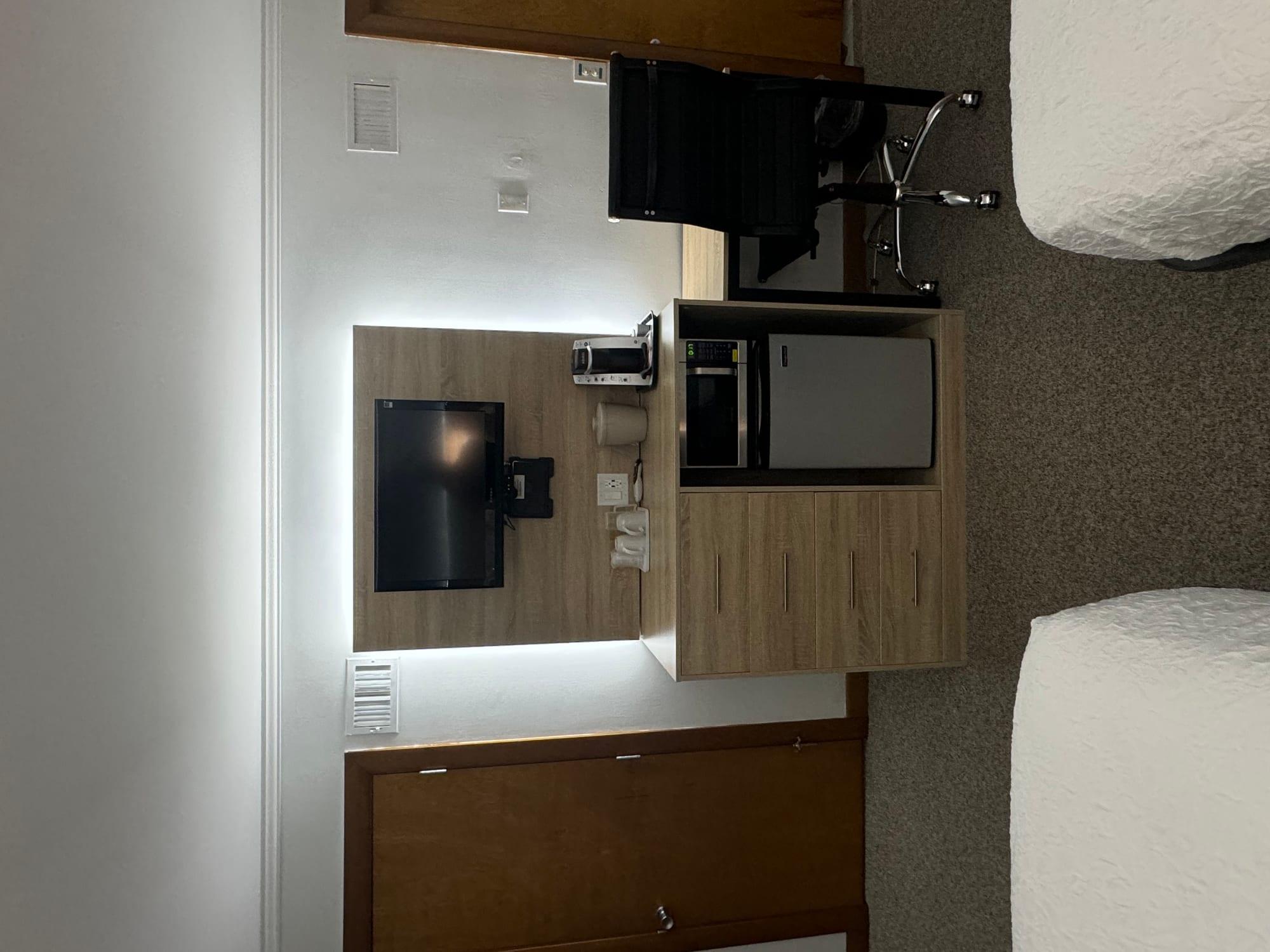 Towne Lyne Motel - Ogunquit, ME — custom hospitality furniture project by DMD Furnishing (photo 23)